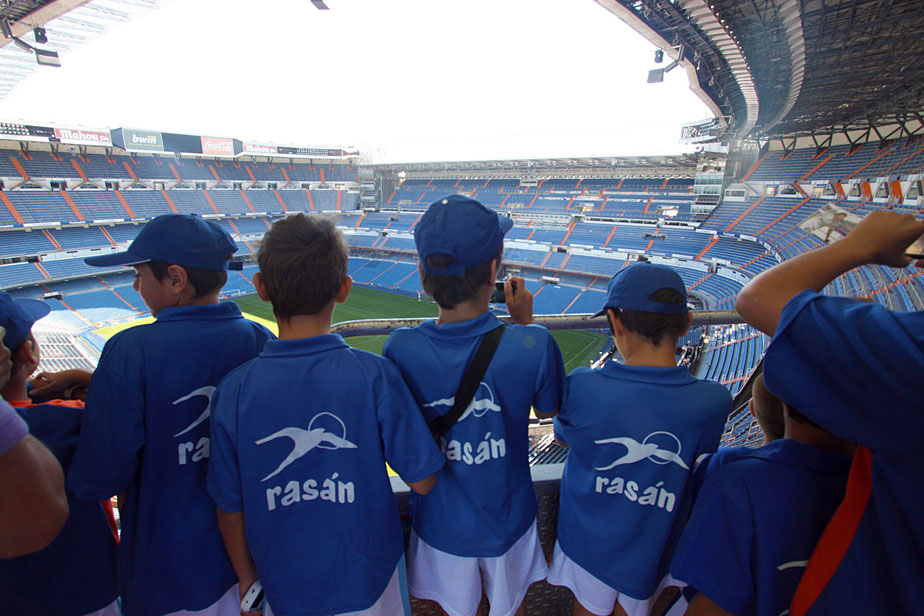 la Escuela de Fútbol de San Blas (EDM) se presentó en el estadio Santiago Bernabéu