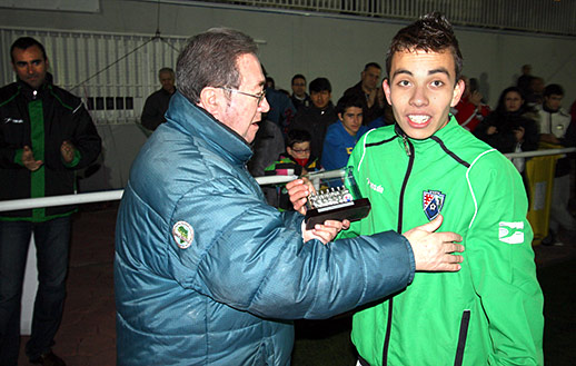 Juan del Pino entrega el trofeo al mejor jugador, Cadete A