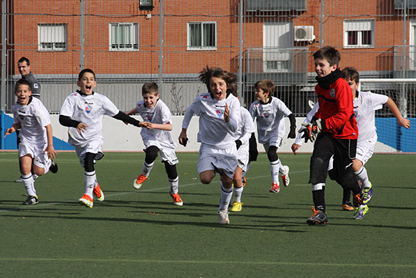 Benjamín B. Éxito deportivo y de público en el II Torneo de Navidad de la EDM