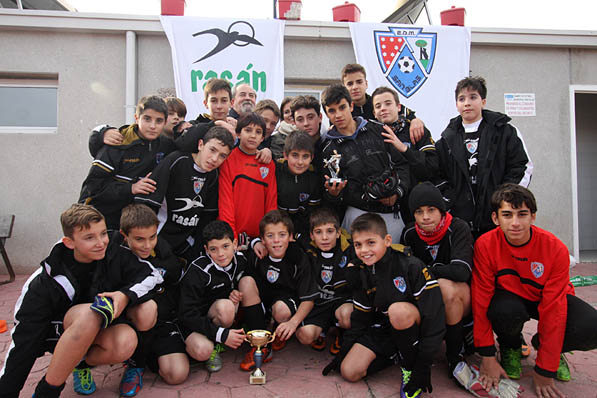 Infantil B. Éxito deportivo y de público en el II Torneo de Navidad de la EDM