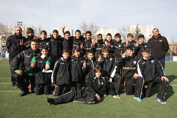 Infantil B. Éxito deportivo y de público en el II Torneo de Navidad de la EDM