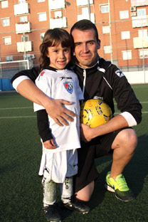 Santiso con Hugo Teno, el jugador con menor edad de San Blas.