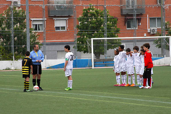 Lucía García (Alevín F) luchando una pelota para ganar la posición.