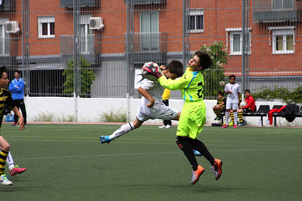 Lucía García (Alevín F) luchando una pelota para ganar la posición.