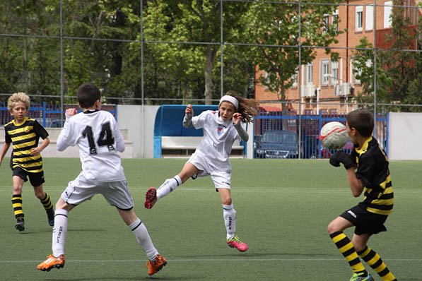 Lucía García (Alevín F) luchando una pelota para ganar la posición.