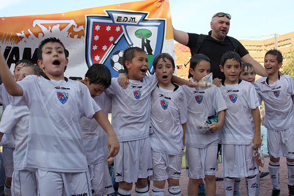 El equipo Prebenjamín F es el primer equipo de la Escuela de San Blas en conseguir el campeonato de liga en la temporada 2013-14