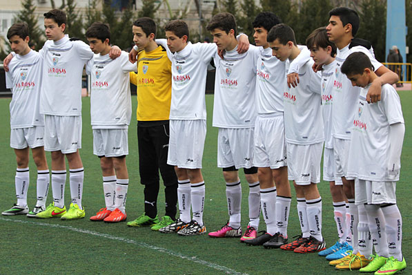 El Infantil A se guardó un minuto de silencio por la muerte del abuelo de Sergio  Ramón, capitán y delantero del equipo.