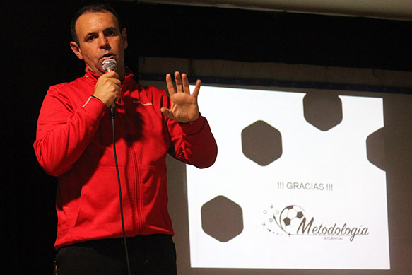 Toni González en la ponencia de fútbol base del CC Antonio Machado