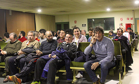Toni González en la ponencia de fútbol base del CC Antonio Machado