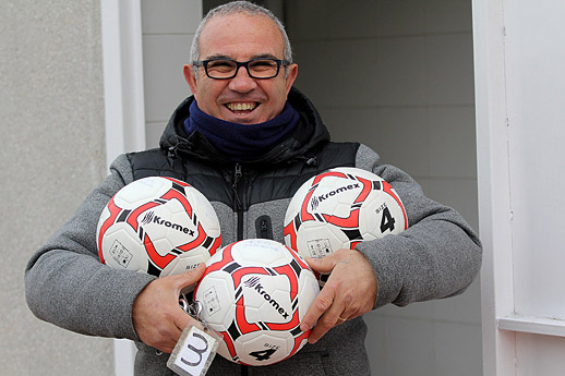 Carlos Hernández &ldquo;Lobo&rdquo;, con los balones oficiales de la FFM de la marca Kromex