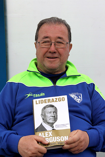 Juan del Pino posa con el libro de Alex Ferguson, el mister de Old Trafford.