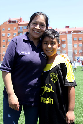 Blanca Guayanay con su hijo Nelson, del Alevín F