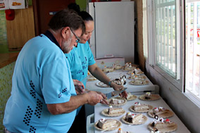 Rafa y Pamela preparan los postres en el Campus de Verano de la EDM San Blas