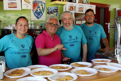 Campus de Verano de la EDM San Blas. Pamela, Paco, Neil y Álvaro 