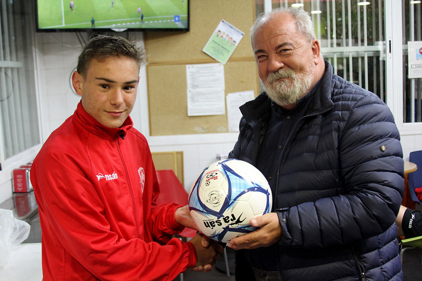 Jesús Gutiérrez, presidente de la EDM San Blas, entrega un balón a Razvan Anderca de Cadete D por marcar cinco goles en un partido de liga.