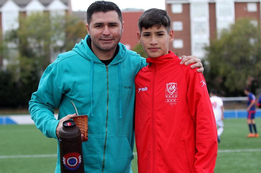 Mario Morales y su hijo Michael de Infantil B tomando mate